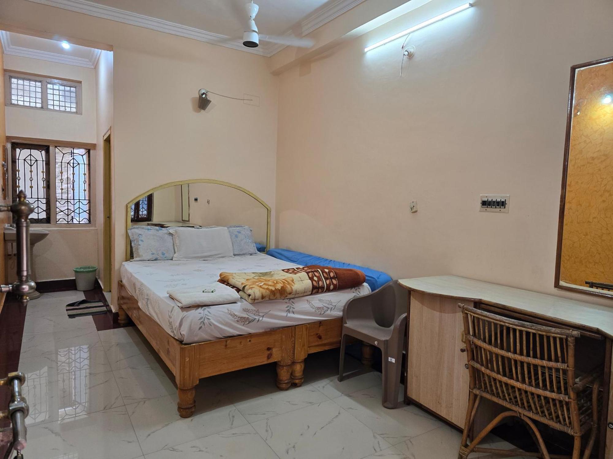 Lakshmi Heritage Tourist Home Hampi Bagian luar foto