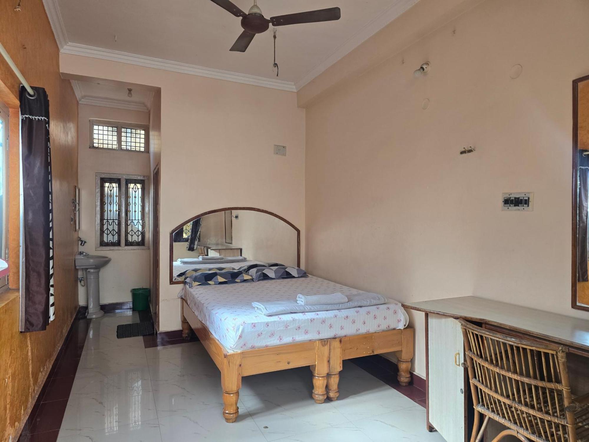 Lakshmi Heritage Tourist Home Hampi Bagian luar foto