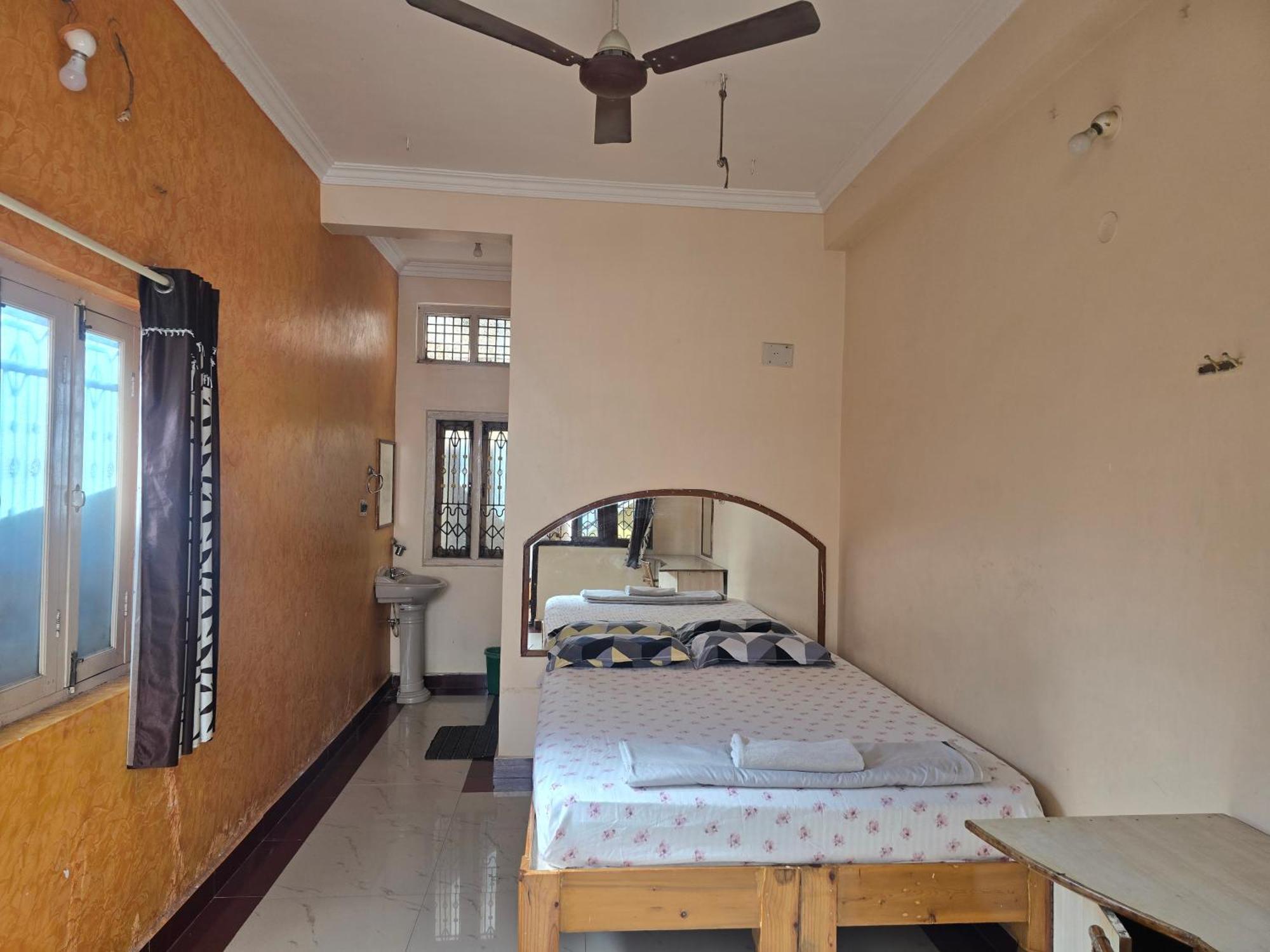 Lakshmi Heritage Tourist Home Hampi Bagian luar foto