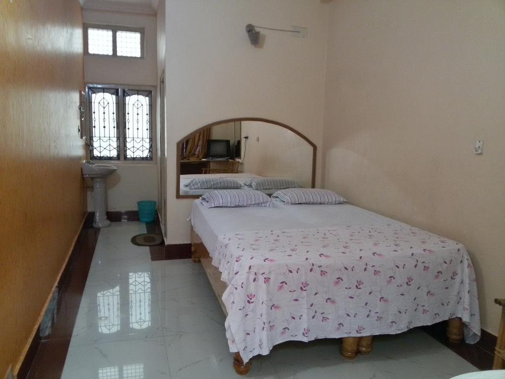 Lakshmi Heritage Tourist Home Hampi Bagian luar foto
