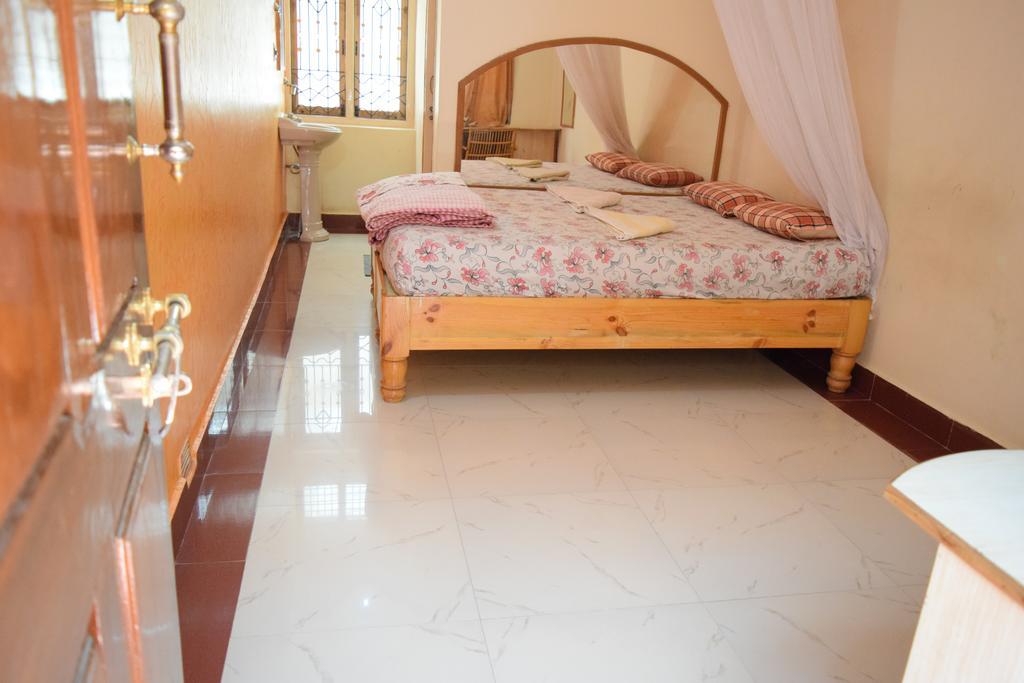Lakshmi Heritage Tourist Home Hampi Bagian luar foto