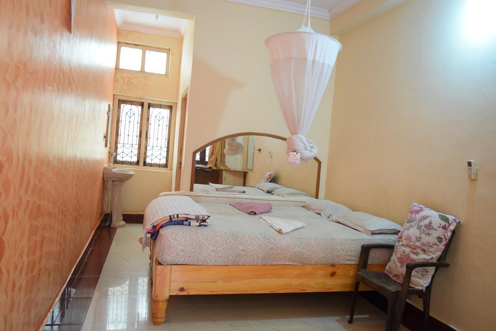 Lakshmi Heritage Tourist Home Hampi Bagian luar foto