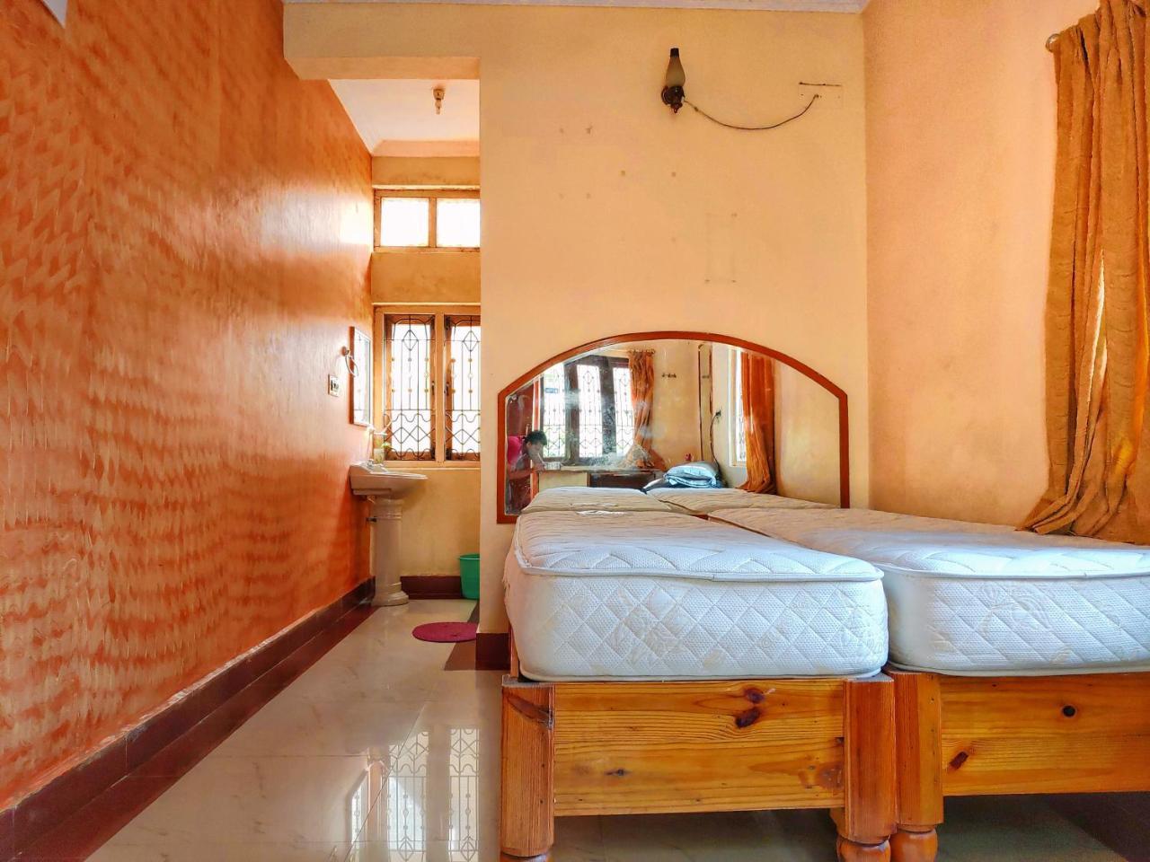 Lakshmi Heritage Tourist Home Hampi Bagian luar foto